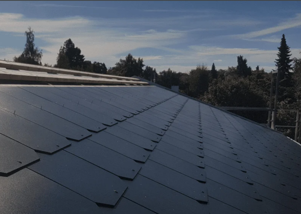 Eternittag fås som eternitskifre som på dette billede og som bølgeplader