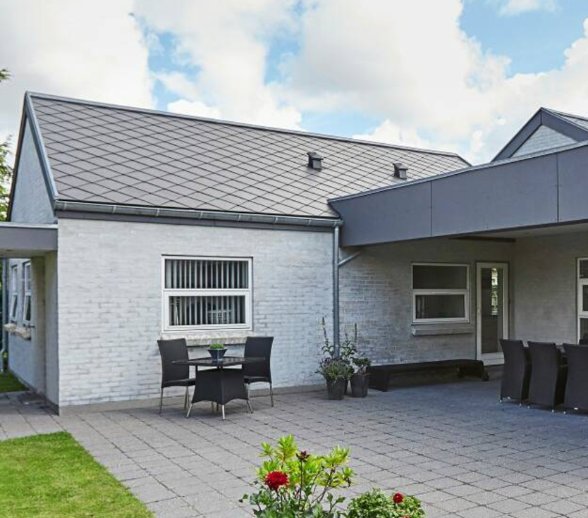Moderne bolig med et tag med 40x40 diagonale eternitskifer