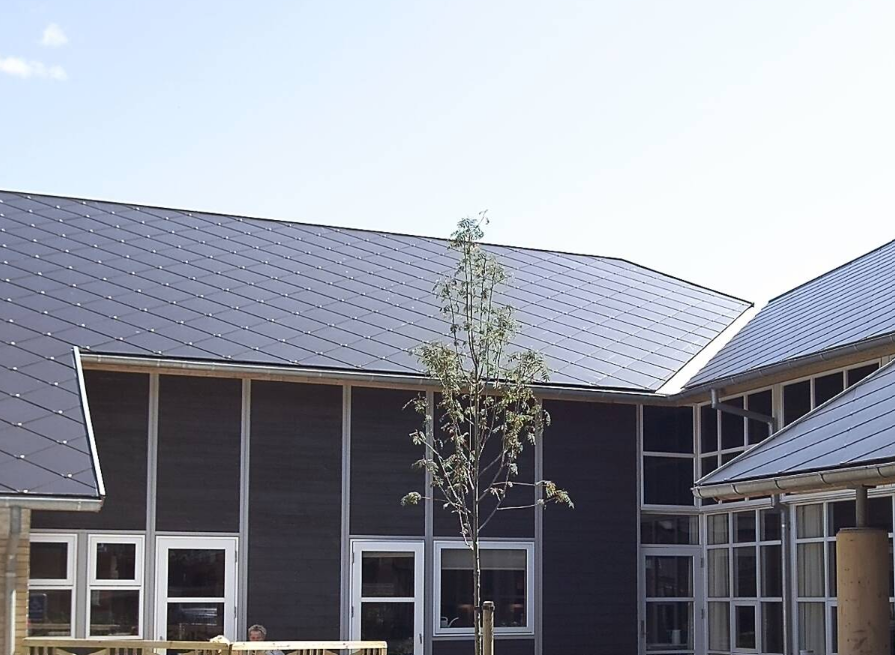 Moderne offentlig bygning med 60x60 cm. diagonalskifertag