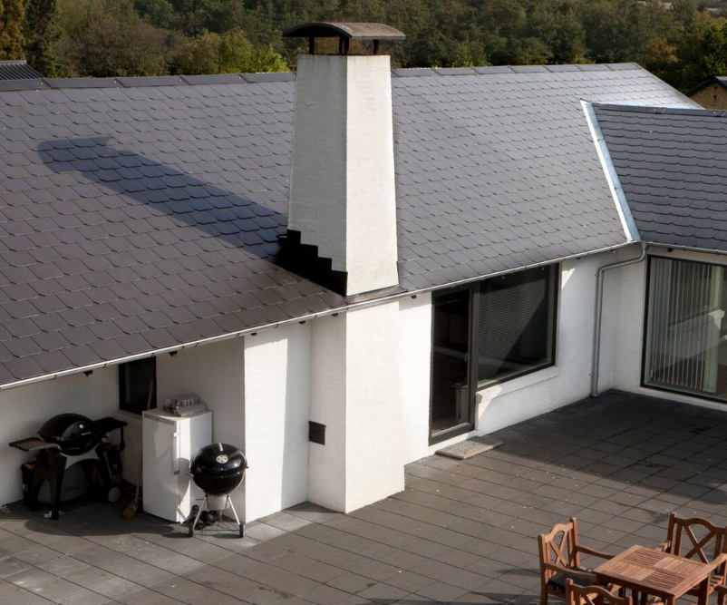 Moderne parcelhus med 30x60 rektangulære eternitskifertag