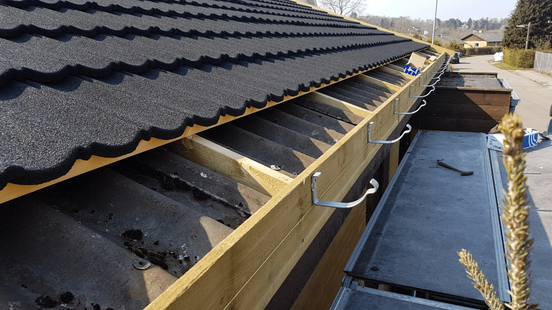 Nyt tag ovenpå det gamle asbesttag. Tag-på-tag løsning.